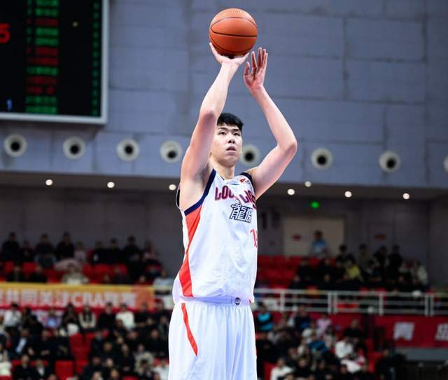v体育官网-10投狂砍21分11板4帽!这才是CBA顶级大中锋,广州靠他冲击季后赛